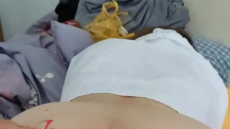 一位黑黑的小妈妈向宝宝们介绍自己，并询问大家是否喜欢看她，期待观众的反应。