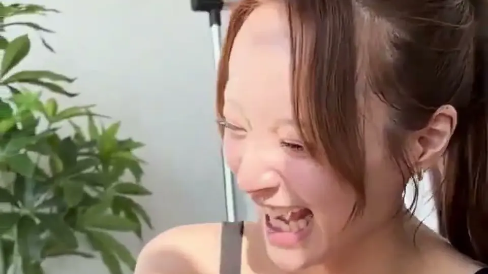 画面里这位美女站在镜头前，眼神带着S气场，动作慢而刻意。灯光下她转身、停顿、再回头，像是在等你反应。这种气质不用多说话，光靠眼神就能把人拉进去。