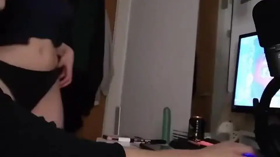 男主正专注打游戏，女主突然进来脱掉内裤，直接坐在桌面上，一把揪住他头发，强行让他为自己舔穴。宝宝投稿求此片出处。