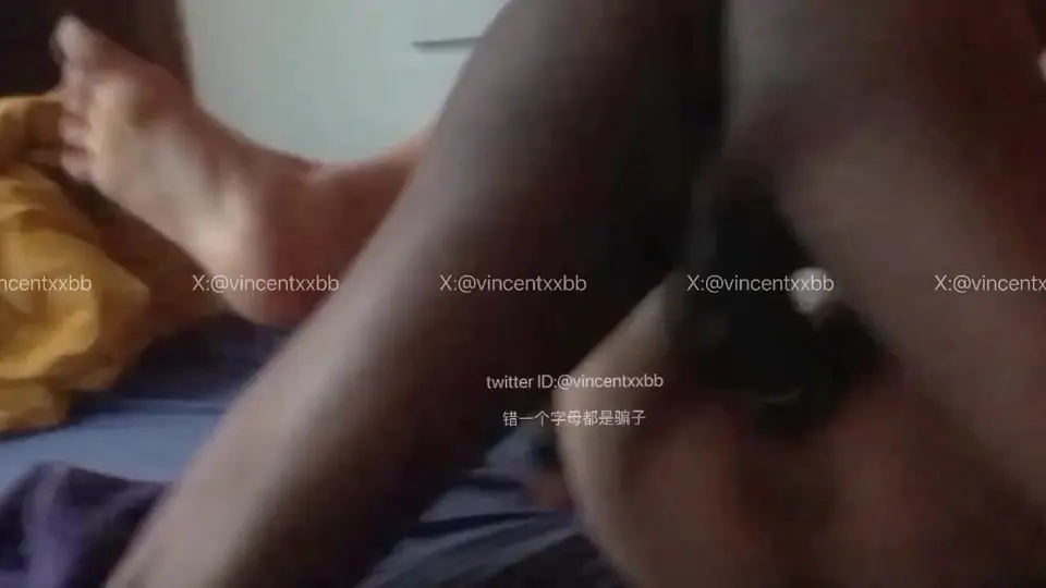 小女神被大黑牛子打桩，爽得脚趾都攥紧了，不让内射只好射在嘴里，黑人留学生和反差女大学生的绿帽视角，女神享受BBC。