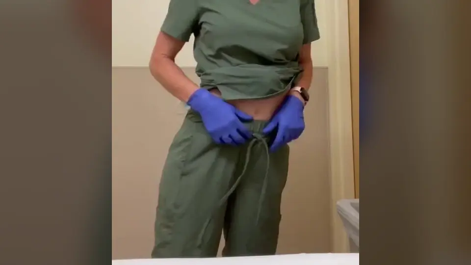 这就是女性的样子，即使是体面的学者也无法摆脱成为彻底荡妇的命运，无法拒绝让病态的男人在她浪荡的小穴里塞入大玩具，一边看着她工作。