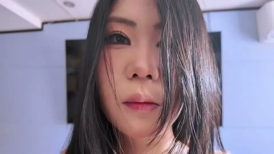 女奴被捆绑调教并经历窒息惩戒，她自称这是她的爱好，并提醒请勿模仿。场景涉及BDSM、捆绑和调教元素。