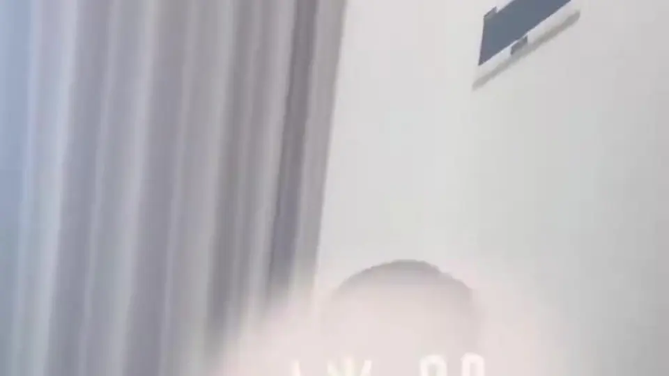两个妈妈玩小剑勾🐢男，一个妈妈给🐢男足，另一个妈妈把脚给🐢男舔，求着妈妈扇他，把🐢男爽飞了哦🤭🤭🤭 #足控 #足交