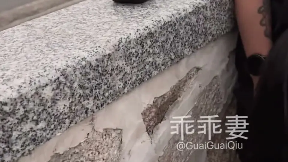 户外吃美食节目，来回的车很多而且附近来回走的人也很多