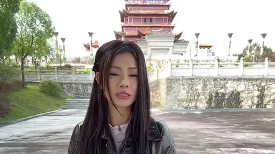换了好几个姿势全程不停——眼神从头到尾没躲。一个镜头都没跳。