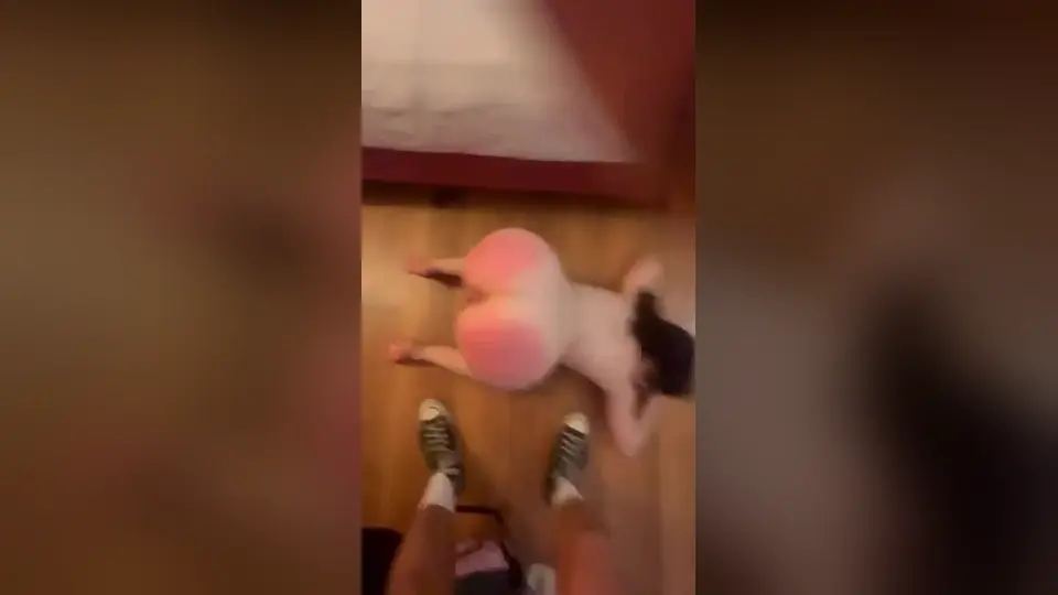 结婚多年后，你终于向那个可怜的绿帽丈夫投降了。现在你的猛男们肆意蹂躏、玩弄你，而你却欲罢不能。至于他？依然是个软弱的、可悲的绿帽废柴。