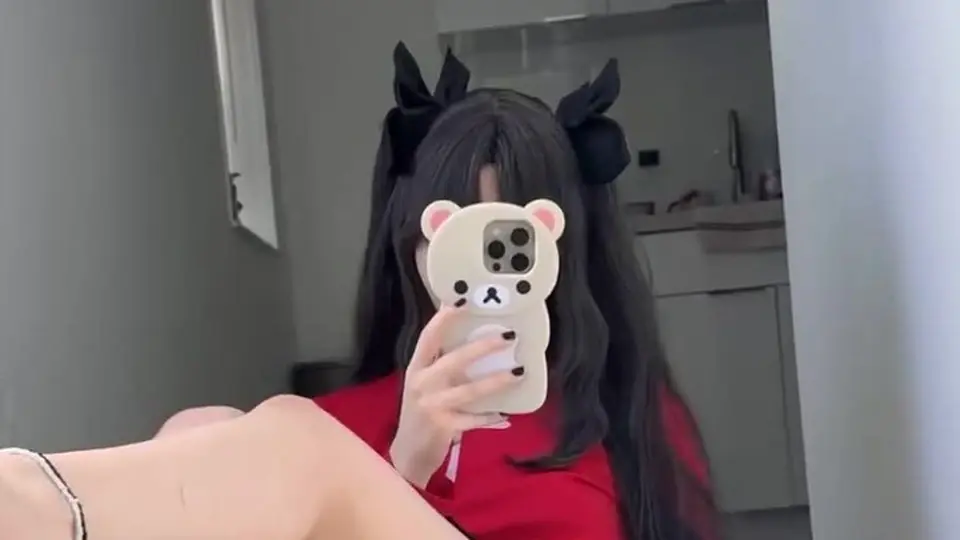 镜头对准大腿，光滑紧致的线条直接拉满。她那个姿势让腿部肌肉微微绷起，视觉冲击力炸裂。