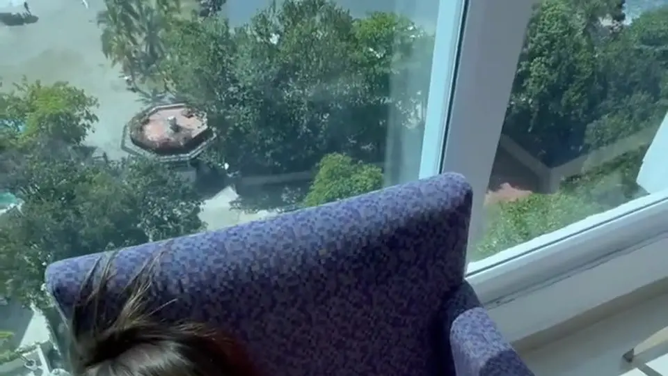 手机举着拍的那种真实，嫩妞全裸瘫床上，手指慢慢抠进穴里，水声清晰。她盯着镜头喘气，眼神带点挑衅，指速越加越快，淫水顺着流到床单上。