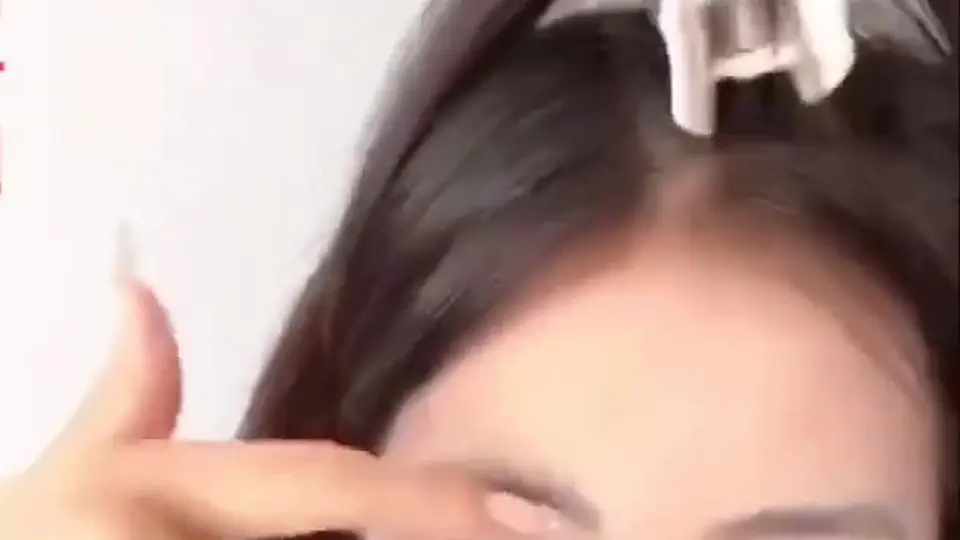 她对着手机镜头全裸展示，那对吊钟奶的形状太特别了，从侧面看弧度拉满。光线暗但轮廓清晰，自己调角度慢动作展示。这种身材少见，看一次记一次。