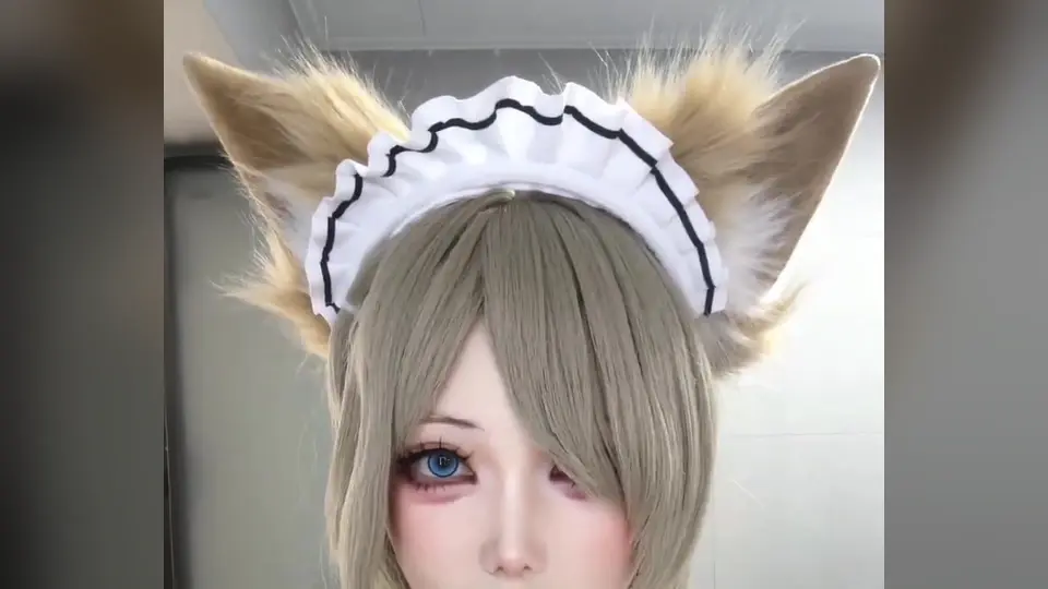 画面里没什么多余的东西。二次元角色真人版，那声儿听着就上头。