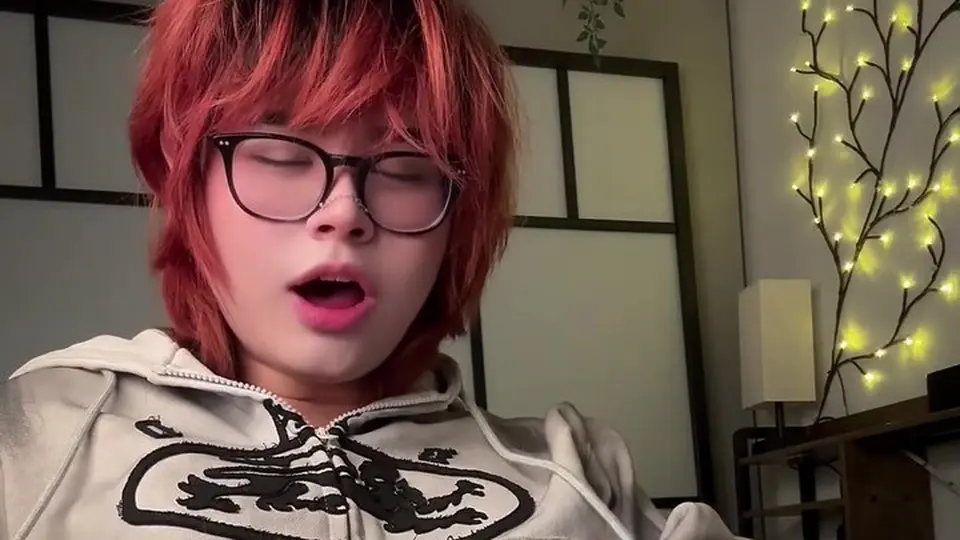 开头几秒就进正题，在老公的床上和别人，边喘边发微信回老公，一个镜头都没跳。
