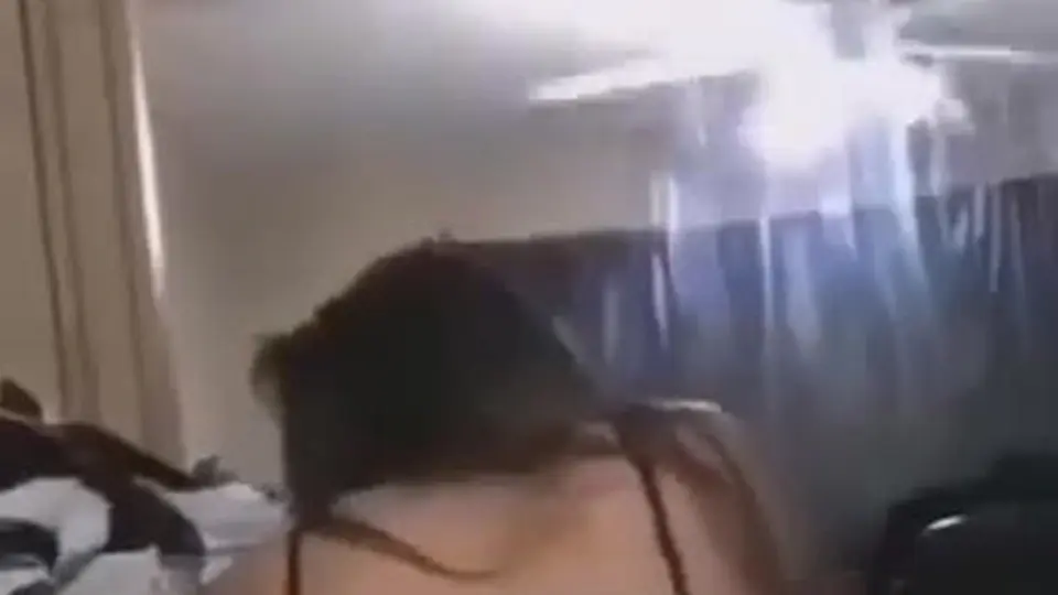 只有一张静态封面，画面里没动。音频是少女压低的喘息声，节奏慢慢加快，适合闭眼听。声控向，低调存。