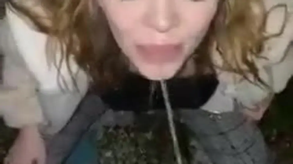 说着说着自己笑了，中间有很长的停顿，回头再看一遍。