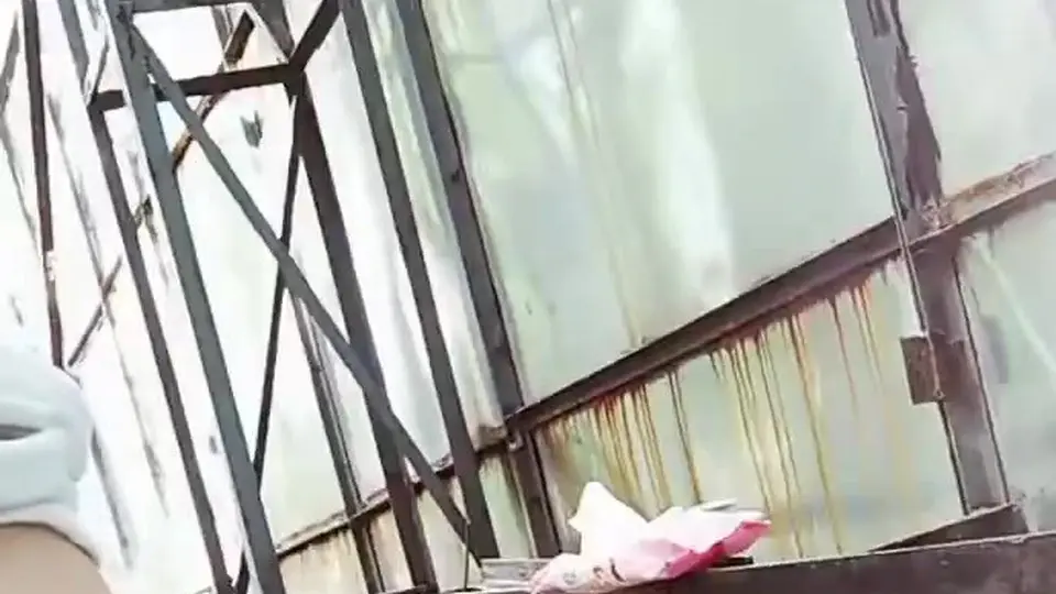 转身的时候肩膀先动。越往后越放得开，不容易刷到。