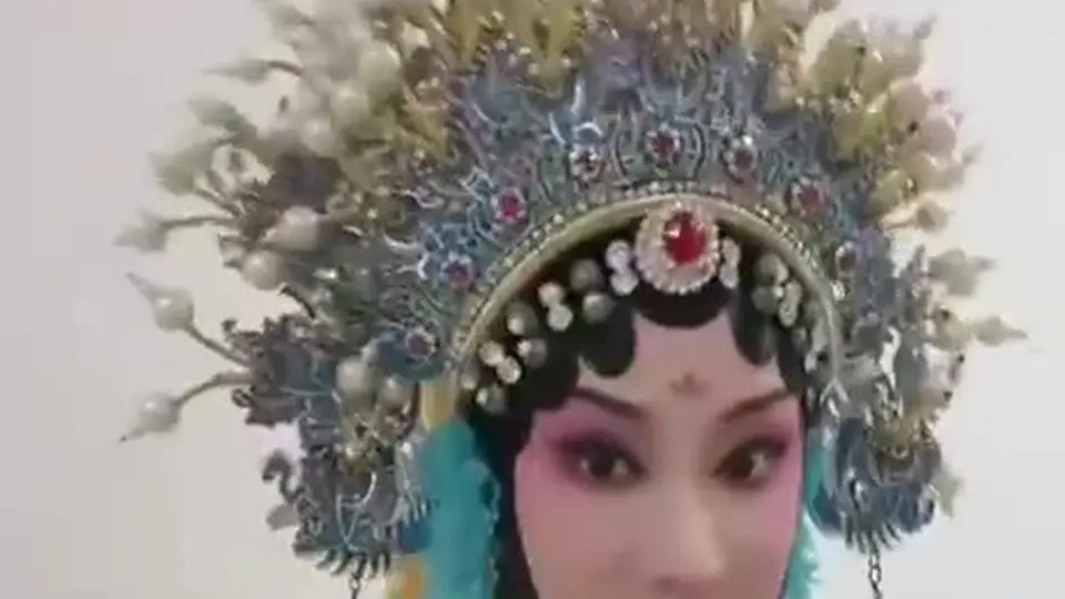 90后京剧女演员第一次勇闯推特，个人社交圈子小，基本上都是固定的圈子，希望能有更多的朋友认识 有同样刚刚翻墙出来的吗？ 交个朋友吧