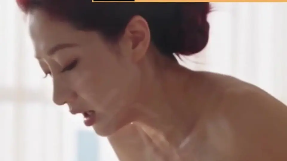 风韵犹存的熟妇，大奶子晃着被按在床上操。先浅后深整段不歇，表情从抗拒到彻底沦陷。最后内射时她抖着叫，骚入骨了。兄弟妈妈好好操第9集，值得收藏。