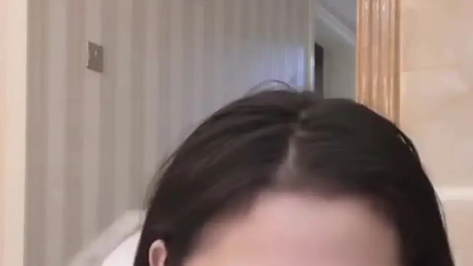 镜头前她站得直直的，脸是真的能打。盛世美颜不是吹的，皮肤白嫩五官精致，嘴角微微上扬。不说话就靠这张脸勾人，全程静止但每一帧都能截下来当壁纸。