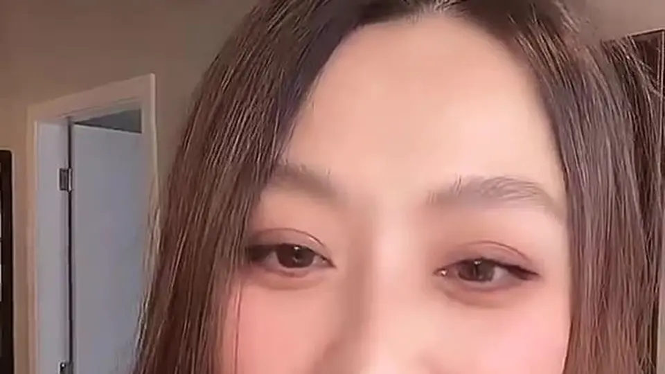 镜头怼着奶头拍，形状别致，少女皮肤白嫩。她捏着乳头轻轻拉扯，画面干净，就靠这一个点勾人。这种细节控的片子不多，能搜到说明缘分到了。