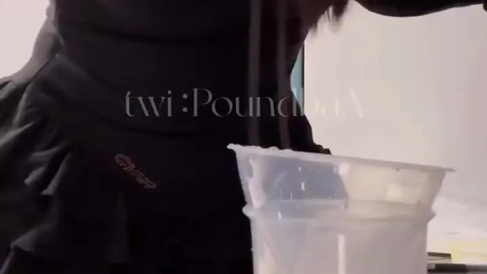 上午去北京的车票我现在还在赶制之前攒的圣水单🥱拖延症➕敬业在我身上完美共存（为啥不在外地发 因为和外地的快递员不熟 快递员会拒绝发不明液体 在外面旅游只可以发衣物类的