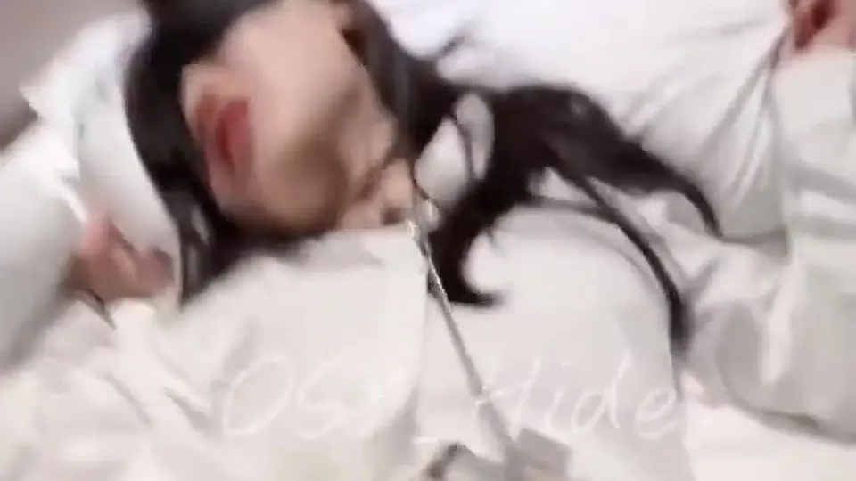 她和他，从拥抱到深入，节奏慢慢带起来。灯光下皮肤泛着光，表情从羞涩到放得开。中间换了个姿势，画面信息量直接翻倍。这角度有点东西，能搜到说明缘分。