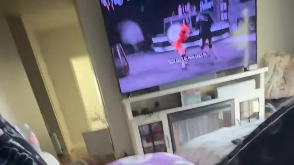 声音比想象中小，边抠边说骚话勾引，结束后躺了很久没动，节奏没拖。