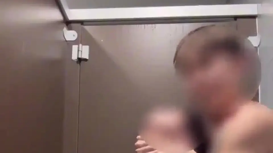 晚饭过后和年轻女大遛弯突然来了兴致， 走进男厕后掏出大肉棒开始吞吐 ，伴随外面有人经过掐住脖子猛干， 最终在抽插下高潮水都流到大腿