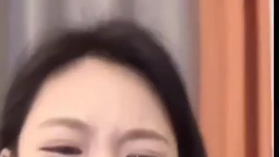 刷到这条，她安安静静坐着，眼神放空，像在发呆又像在想事。那种单纯到让人心疼的样子，看得人忍不住想提醒她点什么。画面干净，就她一个人，氛围安静得能听到呼吸。