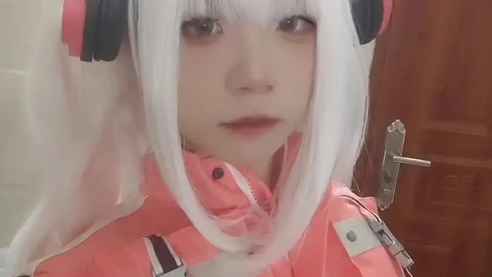 前半段还在摆姿势。躺下之后就没起来，一个镜头都没跳。