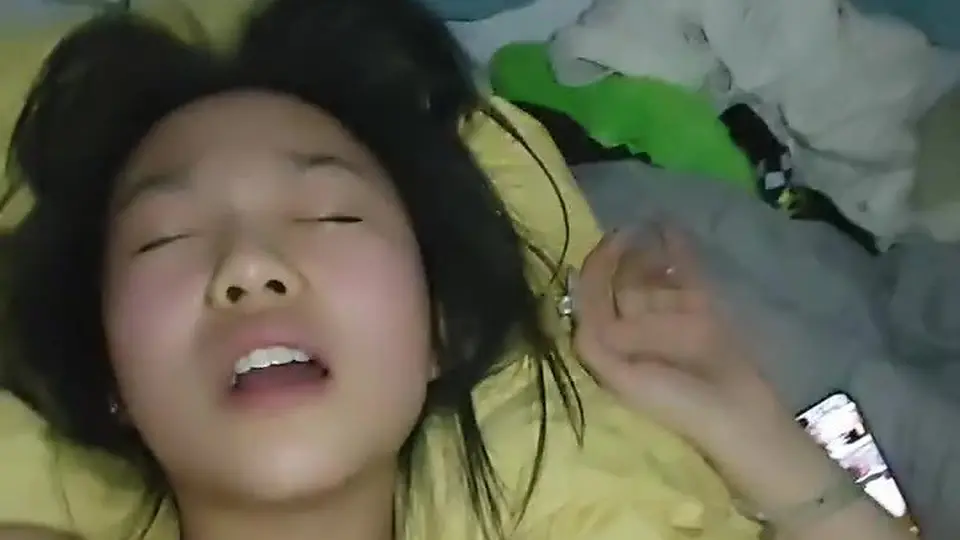 这条实拍质感够劲。沈阳的女大学生裸睡被男友摸醒，奶子揉得通红，全程无套干到高潮，最后精液从穴口溢出来。那种半梦半醒被操开的反应，比演的真实多了。存一份。
