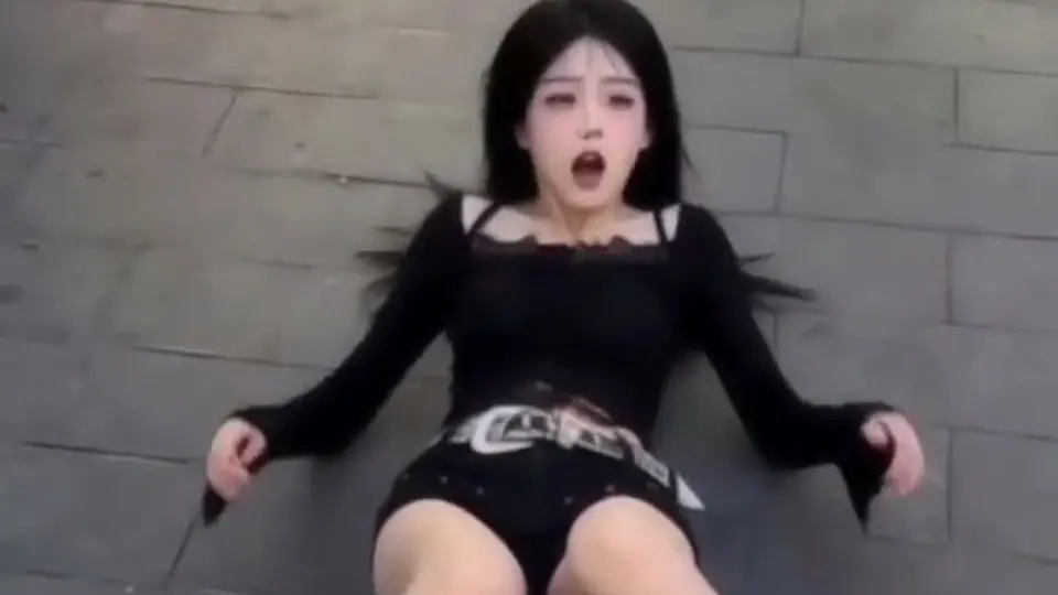 《精神小妹崩老头》，全长2分58秒。没有铺垫直接来。