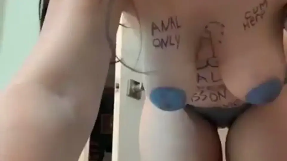 手机屏幕光映在脸上，她侧躺没动，手指在穴口磨，另一只手捏着奶尖。水声比画面先到，42秒一镜到底。