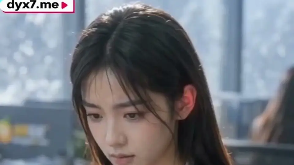 DY-漫剧社 - 《被雪困住的我们》 第1集 暴雪封门，公司只剩主角与后辈林依依两人。停电取暖中气氛升温，两人最终在沙发上发生关系，林依依表示愿意成为前辈...