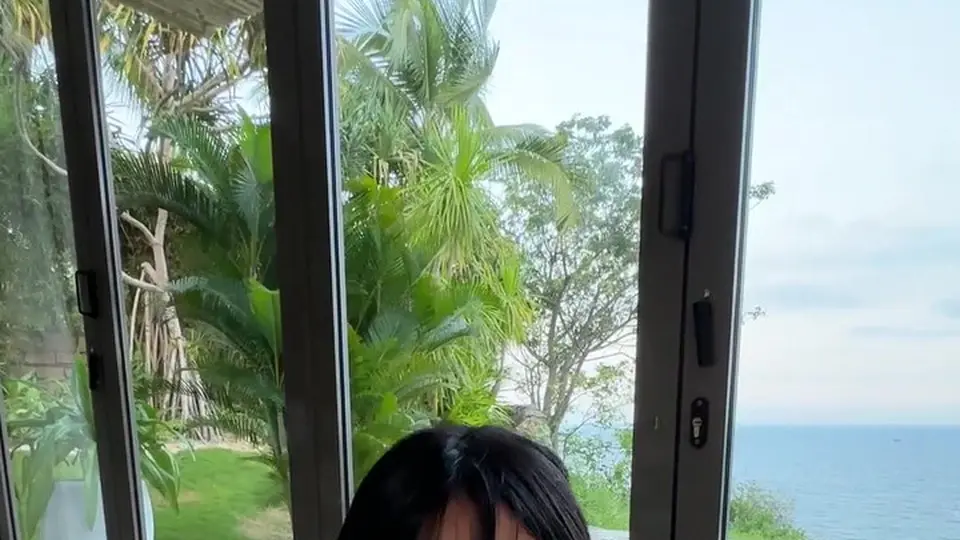 十二分钟，镜头一直没挪开。她没说话，动作却越来越放得开。最后那几下，呼吸明显乱了。