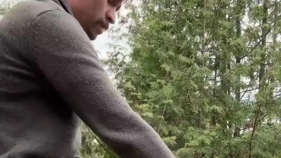 九分半的独场。她全程没换姿势，手指一直在下面磨，另一只手揉着胸。收音很实，水声比画面先到。