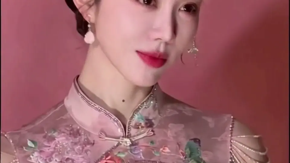 《AI魔改 姜妍 骚浪贱货身穿性感旗袍 跪求大家抽插她的淫荡骚穴》，3分43秒。这一条够实在。