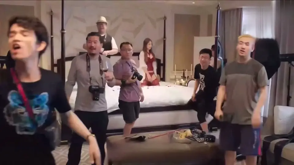 不用等下一段。《AI魔改 孤注一掷》，11分44秒。
