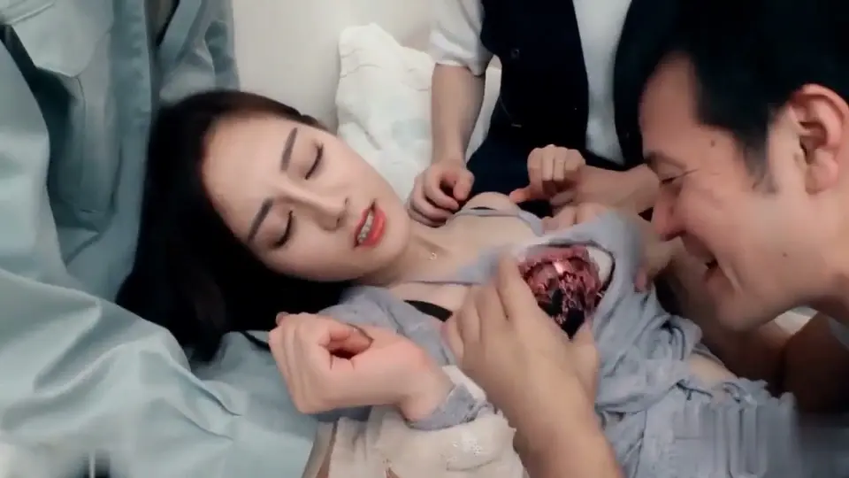 AI换脸 迪丽热巴 - 画面里这位顶着迪丽热巴的脸，在室内镜头前慢慢撩衣露腰，10分7秒。没有铺垫直接来。没有拖时间。