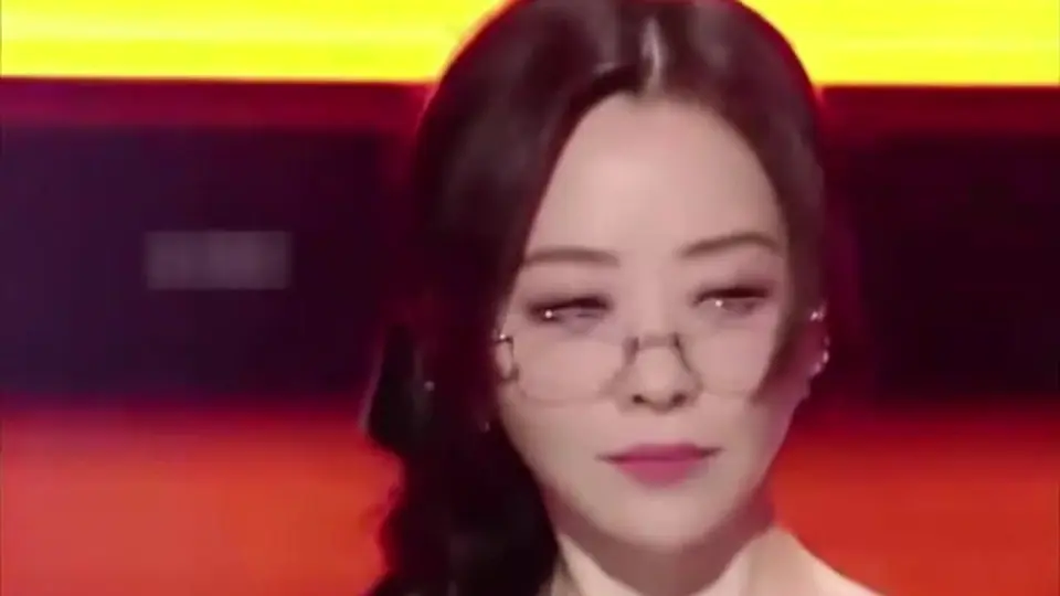 《AI魔改 张靓颖 眼神迷离，翘臀后入式撩人无限》，5分5秒。该有的都有，点开直接看。