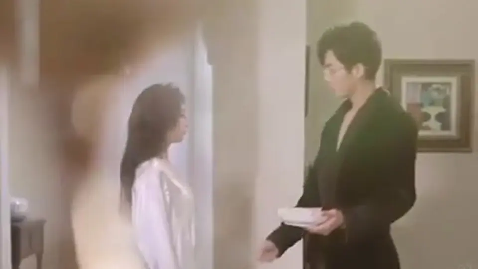 《雾色炽热》第3集，3分28秒。前头的铺垫到这儿有了回音。